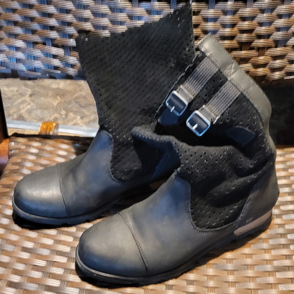 SOREL Major perforated suede shaft oiled leather wrapped heels moto boots sz 9